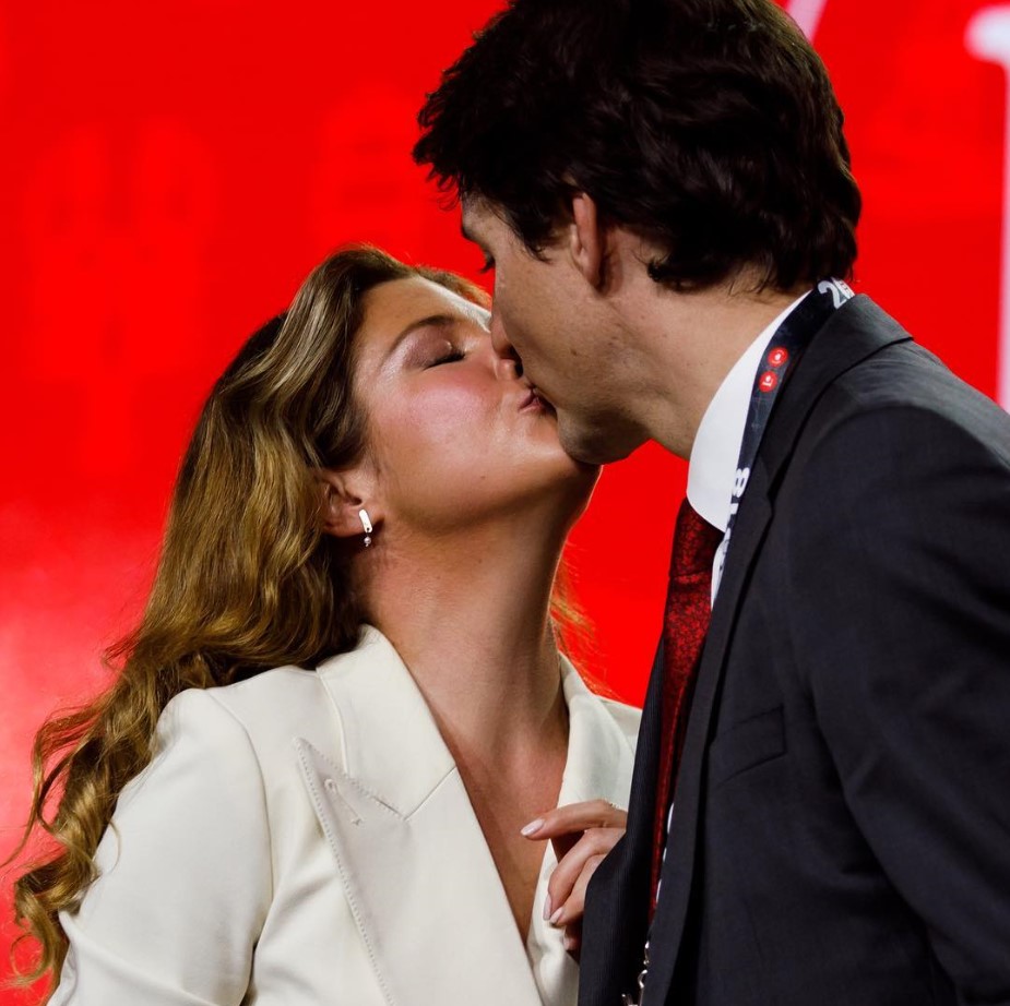 Justin Trudeau kissing photo