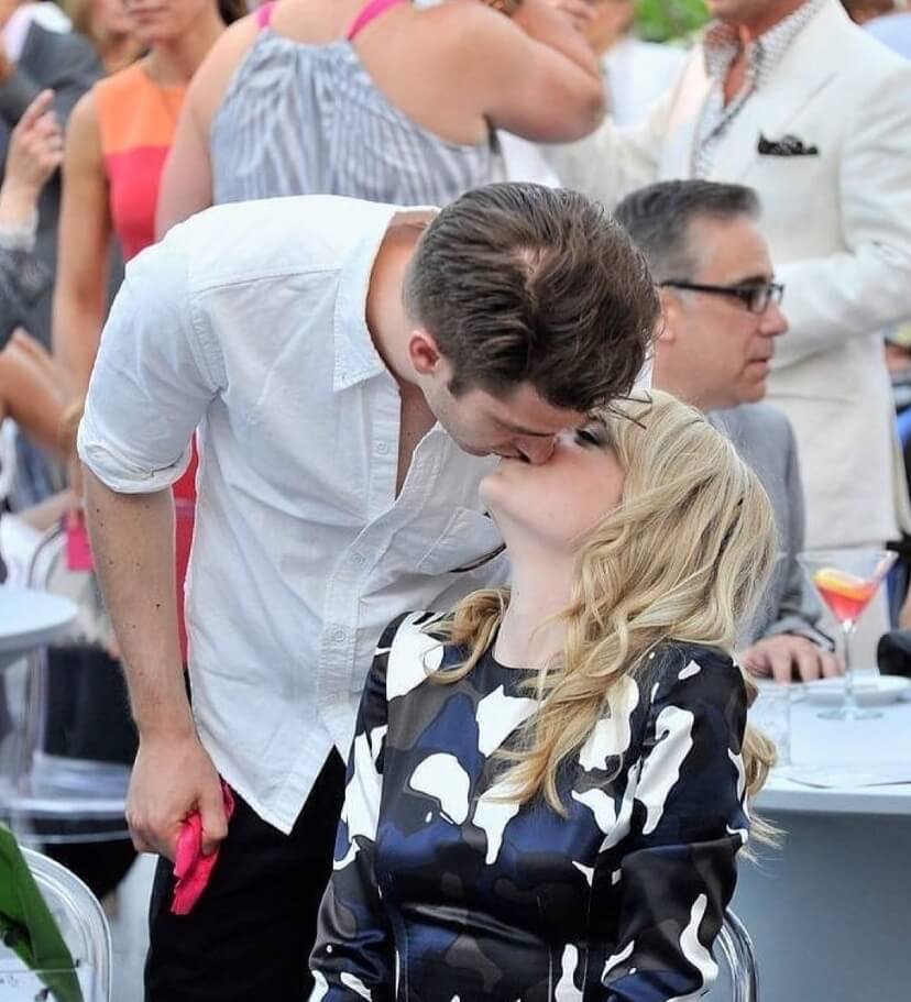Emma Stone Kissing picture